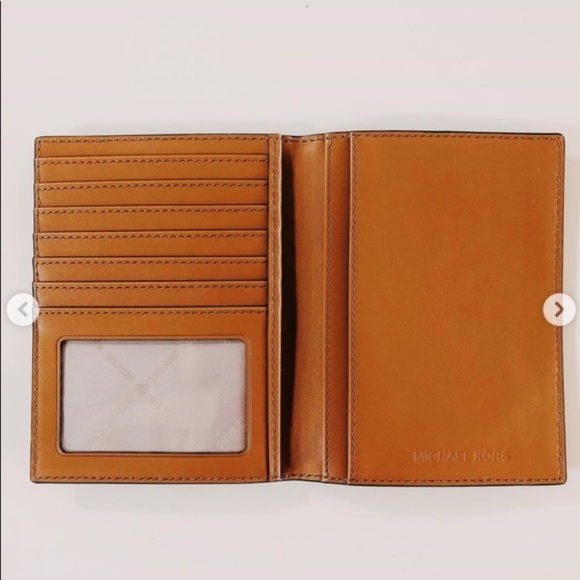 New Michael Kors Jet Set Passport Wallet - Picture 3 of 3